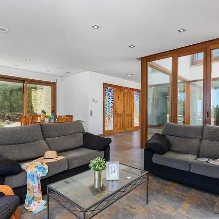 Anis - Plusholidays *